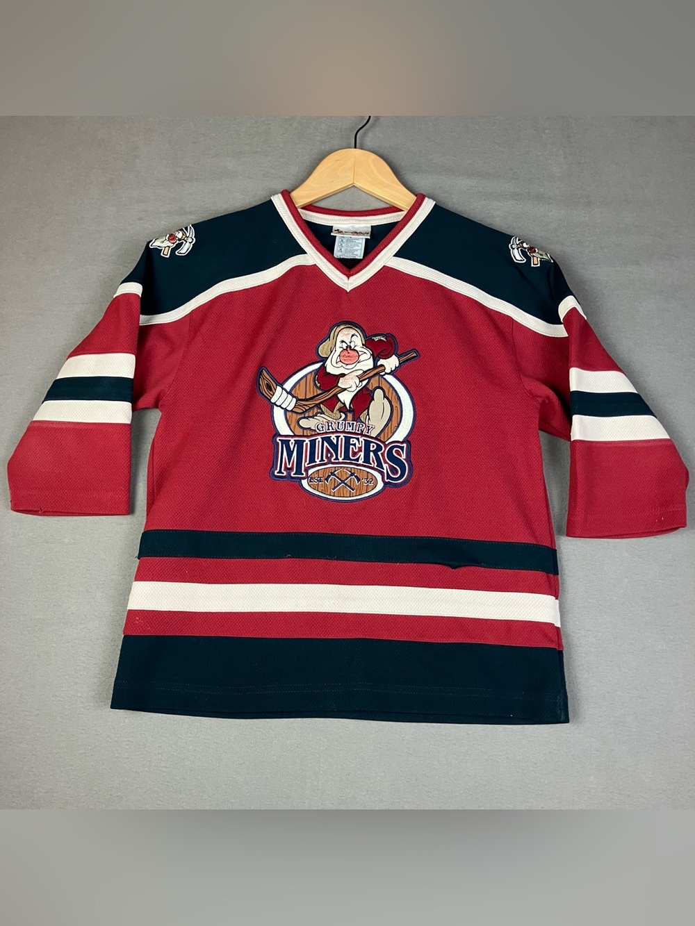 VTG Walt Disney Ice Hockey Jersey Grumpy Miners #32 Kids Size M (7/8) Red Navy.
